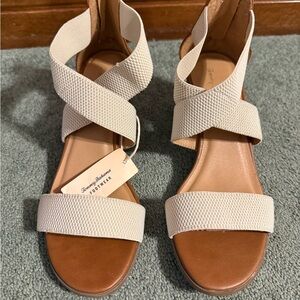 Tommy Bahama Women's Tan and Cream Sandals size 9 M BRAND NEW